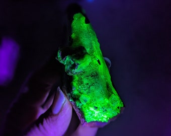 Fluorescerende steen UV-reactief hyaliet opaal rookkwarts Erongo Namibië