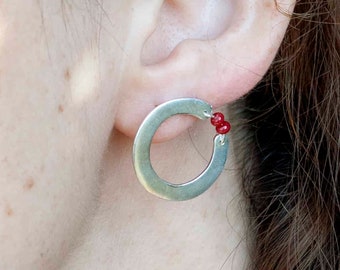 Boucles d'oreilles en corail rouge, Boucles d'oreilles en forme de cercle ouvert en argent corail rouge vif, Boucles d'oreilles rondes géométriques minimalistes