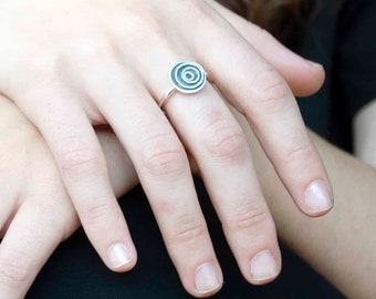 Silver Black Circles Ring , Disc Ring , dainty everyday ring , Asymmetrical Ring