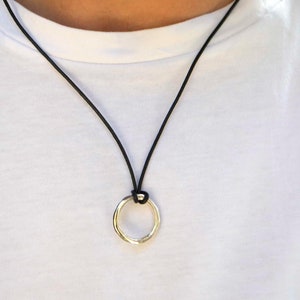 Collier en cuir, collier en cuir pendentif rond argenté, collier de cordon en cuir pendentif cerceau noir argenté pour lui pour elle image 3