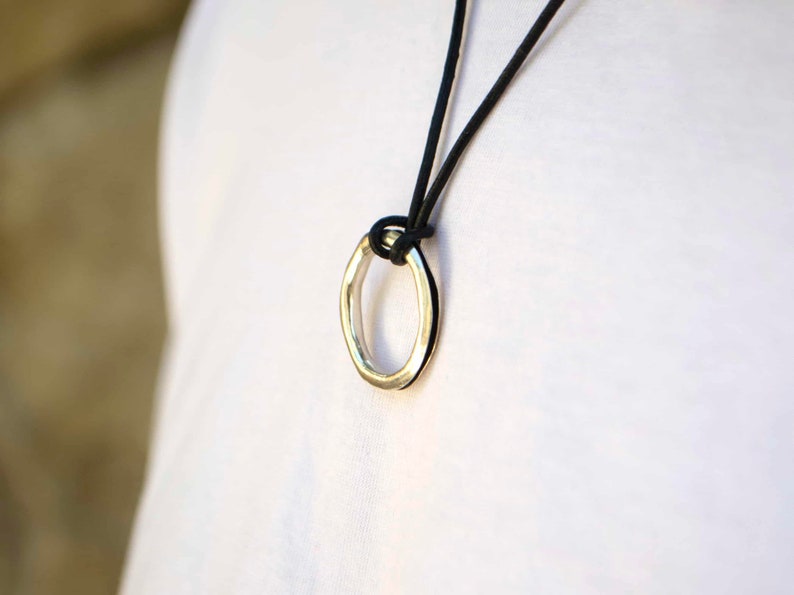 Collier en cuir, collier en cuir pendentif rond argenté, collier de cordon en cuir pendentif cerceau noir argenté pour lui pour elle image 9