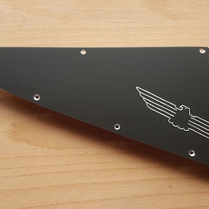 Handgegraveerde Thunderbird slagplaatafdekking - handgevormd zwart geanodiseerd aluminium en gegraveerd met Thunderbird-logo
