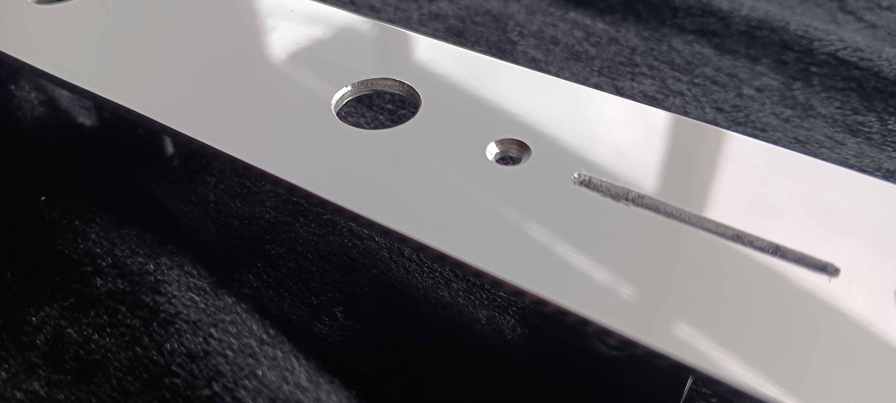 Camera Vuota Di Una Casa Con Pavimento In Laminato Scuro E Una Finestra In Alluminio Anodizzato Un Radiatore Basso Colore 267331792 - Foto 9