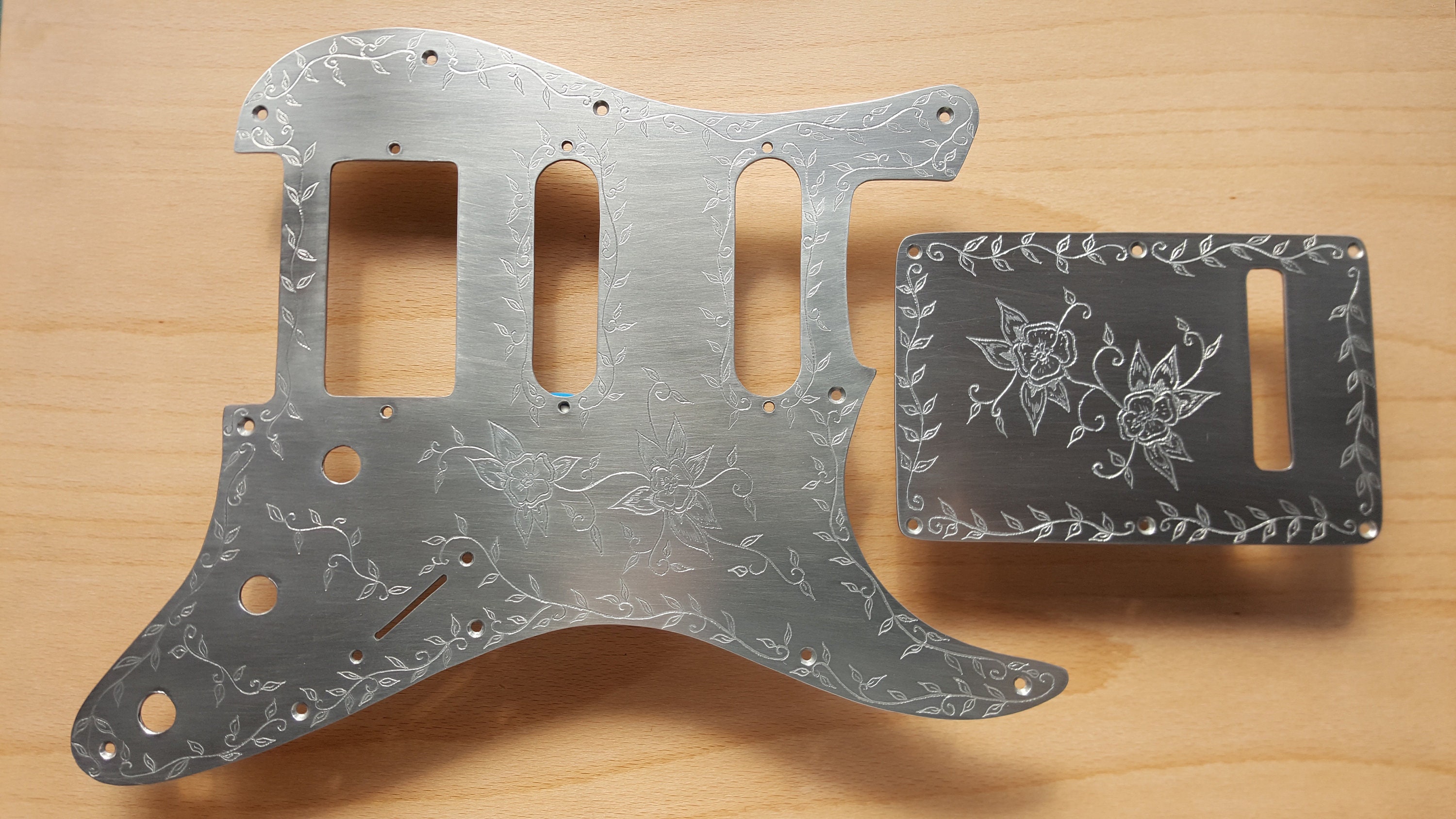 刻印入りストラトキャスター hss、hh、hsh、sss ピックガードとバック