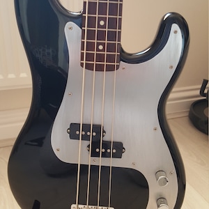 Dazu passen Squier Präzisionsbässe, Aluminium Pickguard, handgemacht
