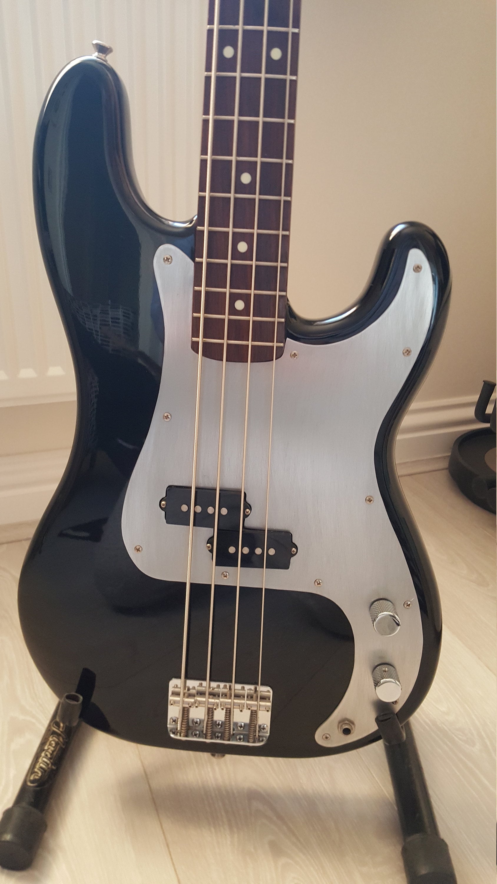 レビュー高評価の商品!の商品をすべて Squier Precision Bassにフィット、アルミピックガード ベース
