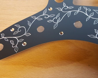 ジャズマスター ブラック アルマイト加工の手彫りピックガード。Fender
