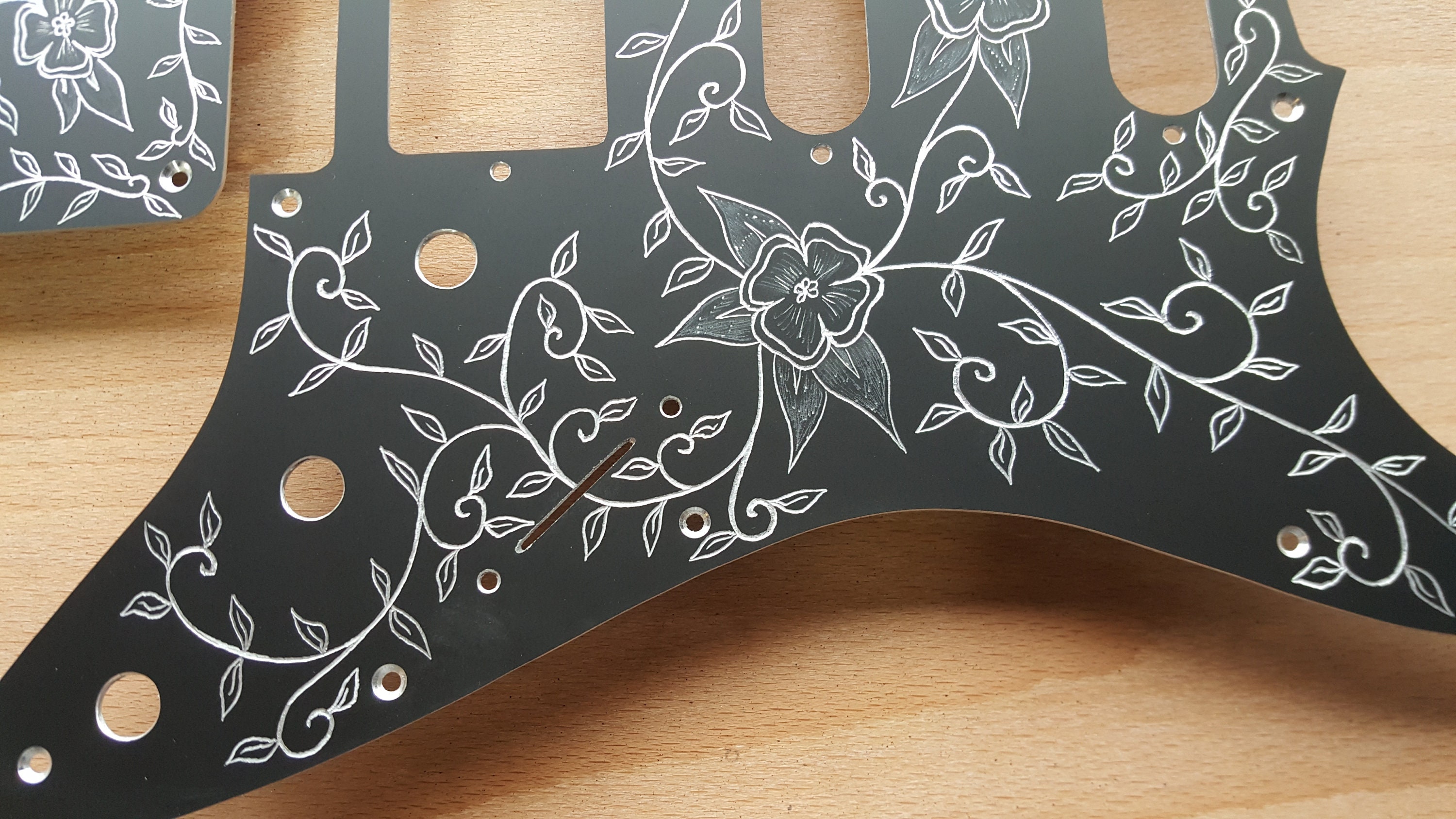 刻印入りストラトキャスター hss、hh、hsh、sss ピックガードとバック