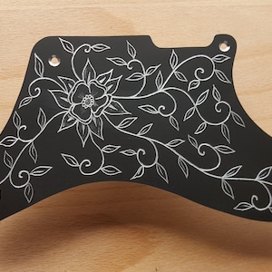 Handgraviertes Cabronita Tele handgemachtes Pickguard aus eloxiertem Aluminium mit Blumen- und Rebenmotiv