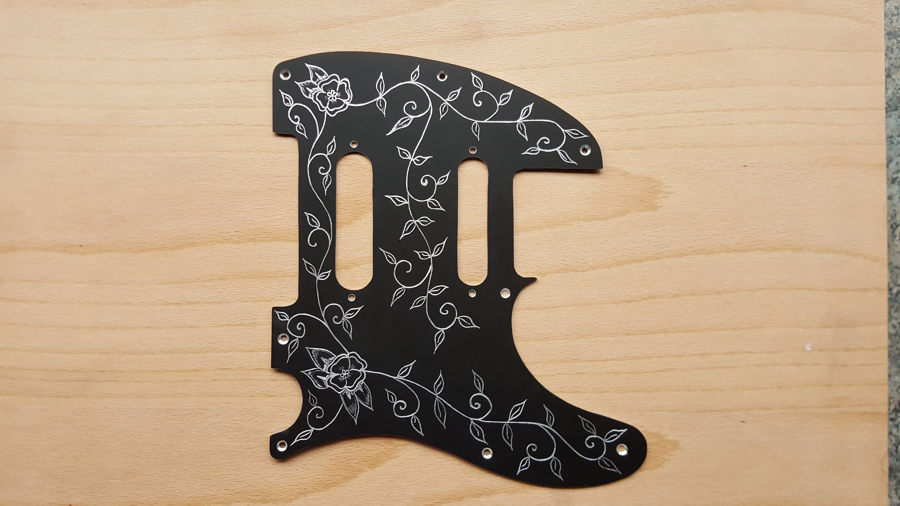 ナッシュビルテレキャスターピックガードは手作業で彫刻され、黒、金