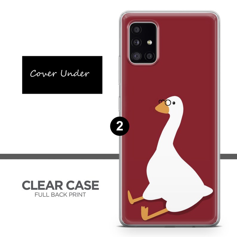 K&ouml;nnte beinhalten: Eine transparente Handyh&uuml;lle mit einem vollfl&auml;chigen Druck einer wei&szlig;en Gans mit Brille, die auf einem roten Hintergrund sitzt. Die H&uuml;lle hat eine erh&ouml;hte Kamerabuckel und der Text "Cover Under" ist auf der H&uuml;lle aufgedruckt.
