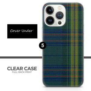 Peut inclure: Une coque de t&eacute;l&eacute;phone transparente avec un motif &eacute;cossais vert, jaune et rouge. La coque est con&ccedil;ue pour un iPhone avec un renflement de cam&eacute;ra. Le texte "Cover Under" est visible sur l'image.