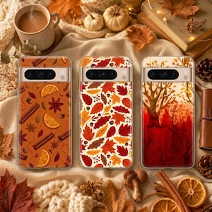 Può includere: Tre cover per smartphone con motivi a tema autunnale. La cover a sinistra presenta bastoncini di cannella, anice stellato e fette d'arancia su sfondo arancione. Quella centrale mostra un motivo di foglie rosse, arancioni e gialle. Quella a destra raffigura una scena boschiva con alberi rossi e arancioni.