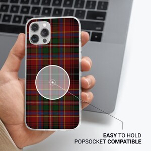 Peut inclure: Une coque de t&eacute;l&eacute;phone transparente avec un motif &eacute;cossais rouge, vert et bleu. La coque est compatible avec les PopSockets et a un cercle transparent au centre.