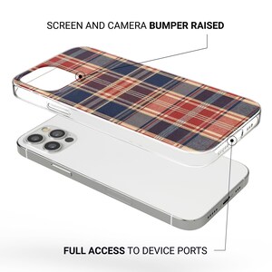 Peut inclure: Une coque de t&eacute;l&eacute;phone transparente avec un motif &agrave; carreaux rouge, bleu et beige. La coque a des bords sur&eacute;lev&eacute;s autour de l'&eacute;cran et de l'appareil photo pour prot&eacute;ger le t&eacute;l&eacute;phone des chutes. Le texte "SCREEN AND CAMERA BUMPER RAISED" est visible en haut de l'image. Le texte "FULL ACCESS TO DEVICE PORTS" est visible en bas de l'image.