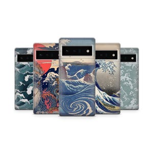 Puede incluir: Cinco fundas para teléfono con diseños de arte japonés. Las fundas muestran olas del océano, un dragón y paisajes en azul, rojo y beige. Cada funda es rectangular con un recorte para la cámara. Los diseños están inspirados en el arte tradicional japonés.