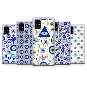Peut inclure: Cinq étuis de téléphone différents avec un motif œil maléfique bleu et blanc. Les étuis présentent différents motifs et designs, notamment une main de hamsa, un triangle et un croissant de lune.
