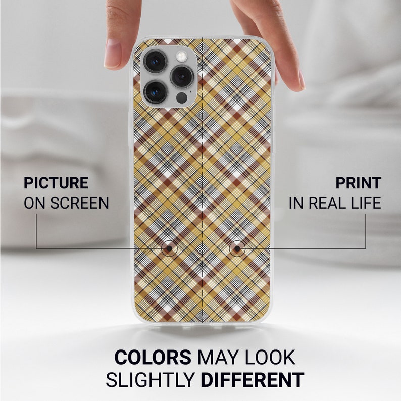 Peut inclure: Une coque de t&eacute;l&eacute;phone transparente avec un motif &agrave; carreaux brun, jaune et blanc. La coque est con&ccedil;ue pour un iPhone avec un appareil photo &agrave; trois objectifs. Le texte "PICTURE ON SCREEN" et "PRINT IN REAL LIFE" est visible sur l'image. Le texte "COLORS MAY LOOK SLIGHTLY DIFFERENT" est &eacute;galement visible.