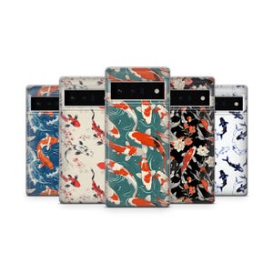 Könnte beinhalten: Fünf verschiedene Handyhüllen mit einem Koi-Fisch-Muster. Die Hüllen sind alle schwarz mit einem durchsichtigen Rücken und zeigen ein anderes Koi-Fisch-Design. Die Designs umfassen einen blauen und weißen Koi-Fisch, einen roten und weißen Koi-Fisch, einen schwarzen und weißen Koi-Fisch, einen roten und weißen Koi-Fisch mit schwarzem Hintergrund und einen schwarzen und weißen Koi-Fisch mit weißem Hintergrund.