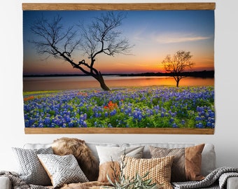 Texas Bluebonnets au lever du soleil près de Whitehall | Décoration murale Texas Spring Bluebonnet | Toile d'art Texas Hill Country | Fleur Champ Arbre Mur