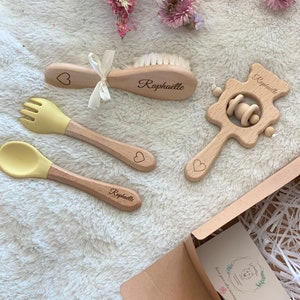 Personalisierte Geburtsgeschenkbox / Babybesteck, Bürste und Holzrassel Jaune pastel