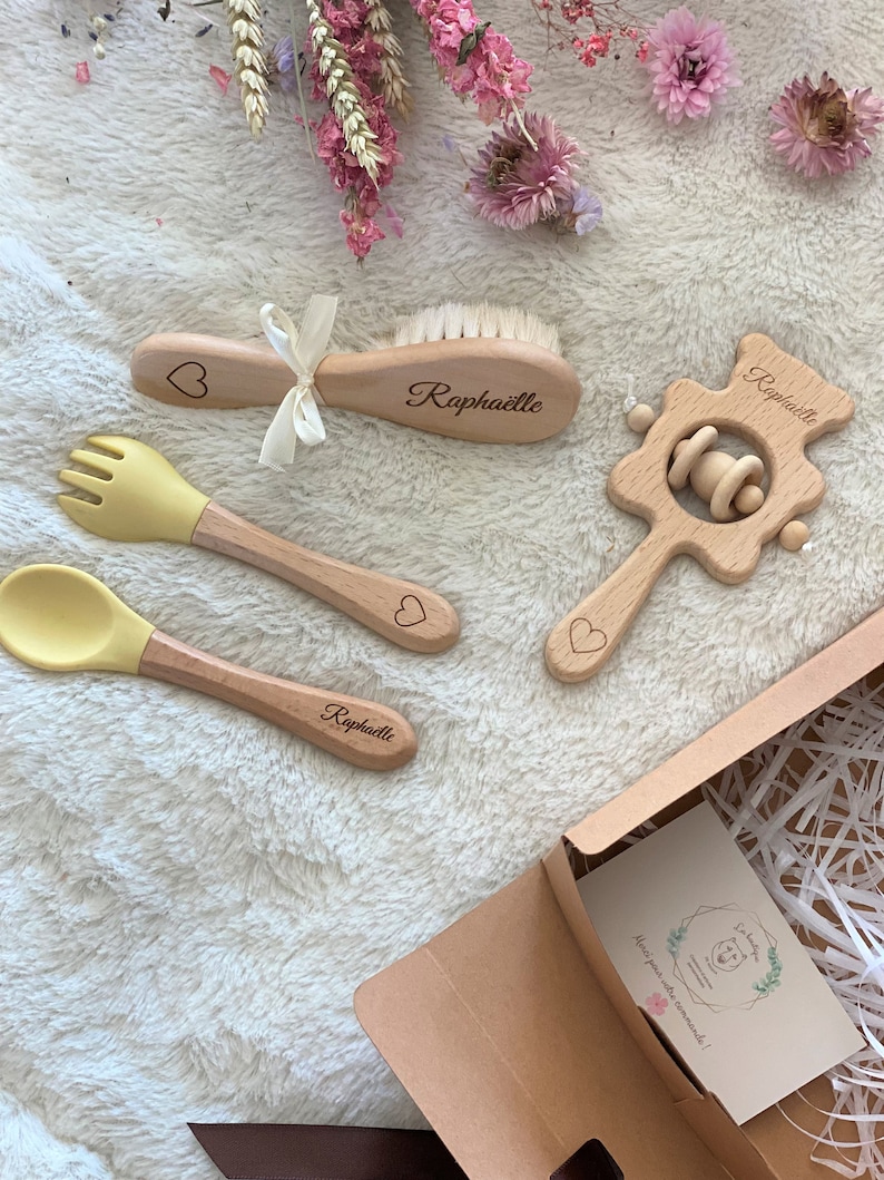 Personalisierte Geburtsgeschenkbox / Babybesteck, Bürste und Holzrassel Jaune pastel