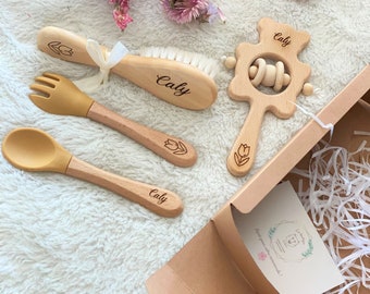 Coffret Cadeau de naissance personnalisé / Couverts bébé, brosse et hochet en bois