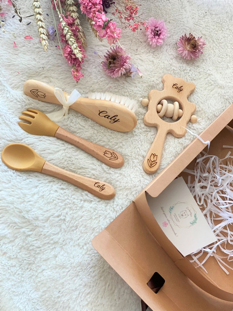 Personalisierte Geburtsgeschenkbox / Babybesteck, Bürste und Holzrassel Moutarde