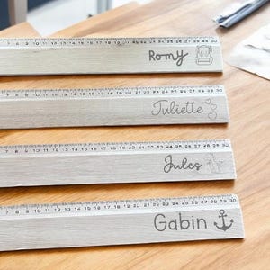 Regla de madera grabada personalizada: nombre con símbolo