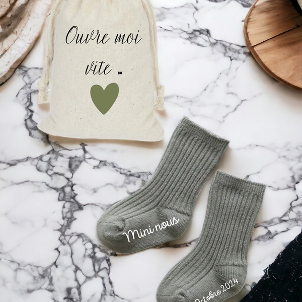 Chaussettes et pochette surprise pour annonce de grossesse personnalisé