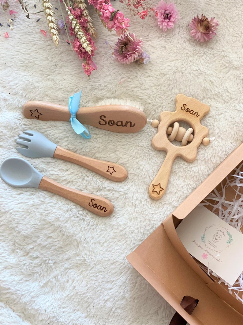 Personalisierte Geburtsgeschenkbox / Babybesteck, Bürste und Holzrassel Bleu