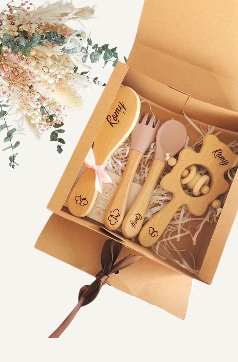 Personalisierte Geburtsgeschenkbox / Babybesteck, Bürste und Holzrassel Rose pastel