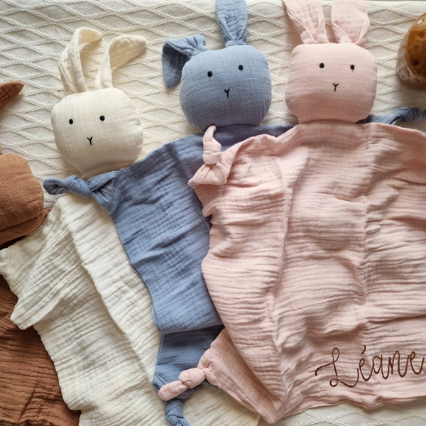 Doudou lange lapin brodé / Cadeau de naissance personnalisé