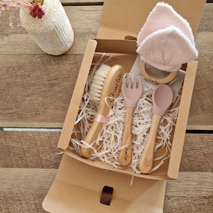 Coffret cadeau naissance personnalisé avec hochet lapin