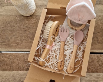 Coffret cadeau naissance personnalisé avec hochet lapin