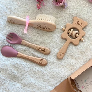 Personalisierte Geburtsgeschenkbox / Babybesteck, Bürste und Holzrassel Rose foncé