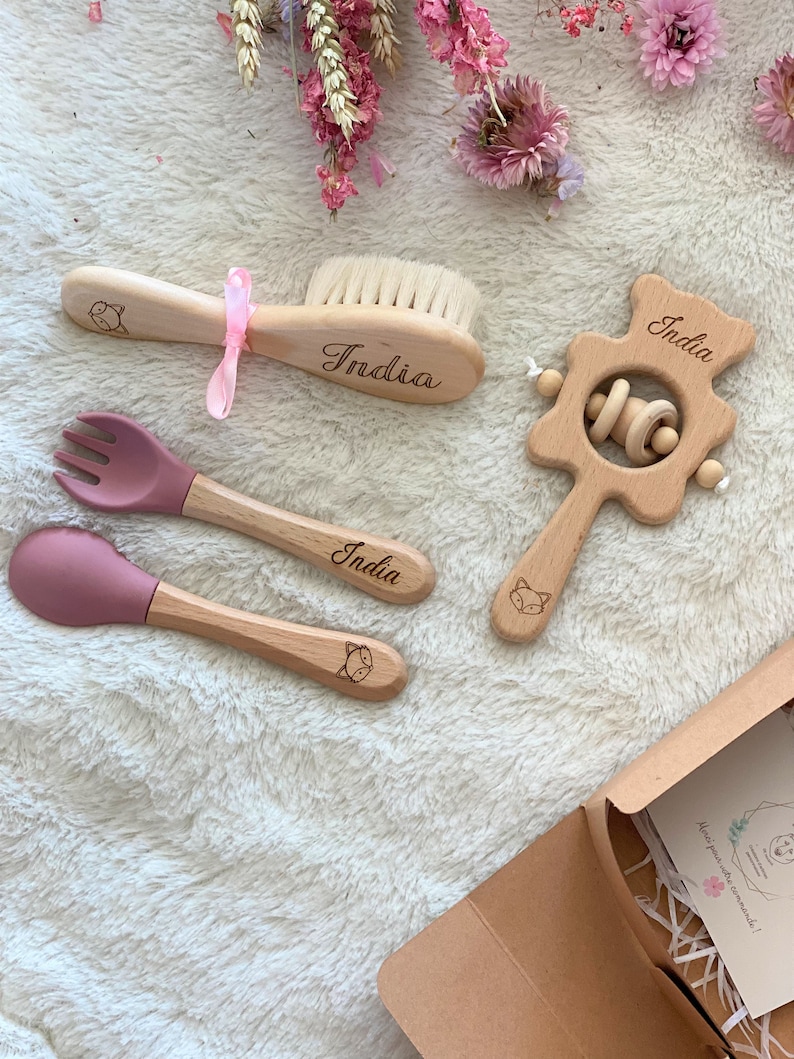 Personalisierte Geburtsgeschenkbox / Babybesteck, Bürste und Holzrassel Rose foncé