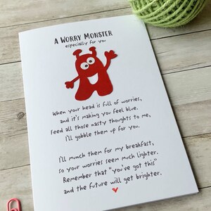 Puede incluir: Una tarjeta blanca con una ilustraci&oacute;n de un monstruo rojo y el texto "A Worry Monster especially for you". La tarjeta tiene un poema sobre un monstruo que se come tus preocupaciones.