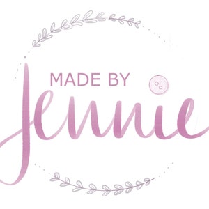 Pu&ograve; includere: Un logo acquerellato rosa e bianco con il testo "MADE BY Jennie" e una piccola grafica a forma di bottone. Il logo &egrave; circondato da una ghirlanda di foglie grigie.