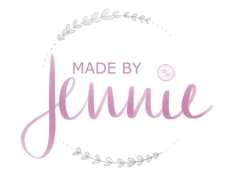 Pu&ograve; includere: Un logo acquerellato rosa e bianco con il testo "MADE BY Jennie" e una piccola grafica a forma di bottone. Il logo &egrave; circondato da una ghirlanda di foglie grigie.