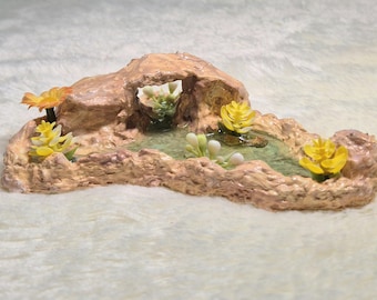 Miniaturowa diorama stawu kwiatowego, fantastyczny basen źródlany, mała jaskiniowa oaza, ręcznie robione dekoracje naturalne, fantazyjny ogród wróżek, miniaturowa sadzawka wodna z żywicy
