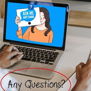 Puede incluir: Un port&aacute;til muestra una imagen de dibujos animados de una persona sosteniendo un cartel que dice "ASK ME ANYTHING". El texto "Any Questions?" est&aacute; escrito debajo. Se ven manos escribiendo en el teclado y sosteniendo un bol&iacute;grafo.