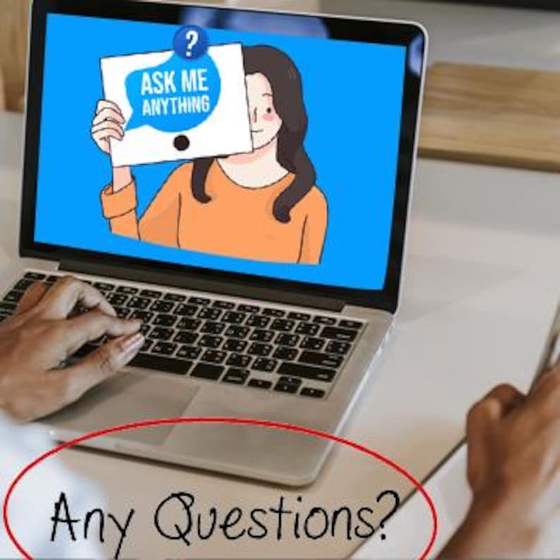 Puede incluir: Un port&aacute;til muestra una imagen de dibujos animados de una persona sosteniendo un cartel que dice "ASK ME ANYTHING". El texto "Any Questions?" est&aacute; escrito debajo. Se ven manos escribiendo en el teclado y sosteniendo un bol&iacute;grafo.