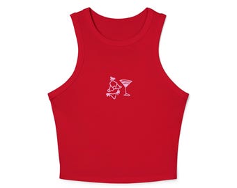 Puede incluir: Un top corto rojo con cuello redondo y diseño sin mangas. El top presenta un pequeño gráfico rosa claro de un bikini y una copa de martini. La prenda está hecha de una tela lisa, probablemente de punto.