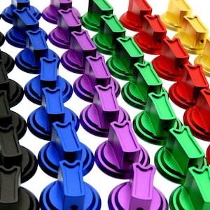 Peut inclure: Un ensemble de boutons colorés dans différentes nuances de noir, bleu, violet, vert, rouge et or. Les boutons sont disposés en rangées, créant un motif visuellement attrayant.