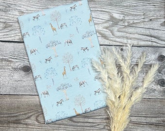 Jersey Safari Tiere Elefant Zebra Giraffe Herbstbaum Hellblau fröhliches Muster Baumwollstoffe Digitaldruck Maraki