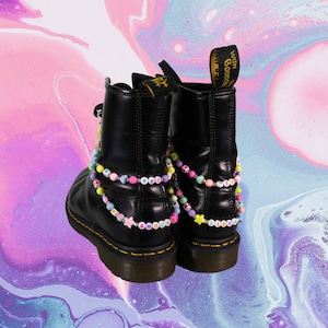 Personalisiertes Dr. Martens Boot Armband | Handgemacht mit Regenbogen Nylon und Pastell Perlen | Y2K Schuhzubehör