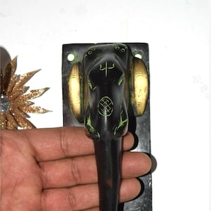 Handsnidad elefantdörrklocka i mässing | Dörrtillbehör