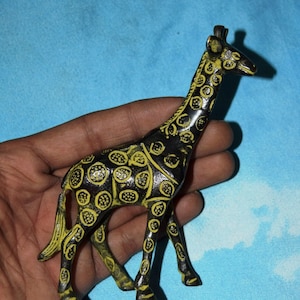 Stehende Messing Schöne römische Giraffe Prunkfigur | Eklektische Boho Baby Tier Statue Hotel Regal Dekoration | Gewicht- 235 Gramm ca.