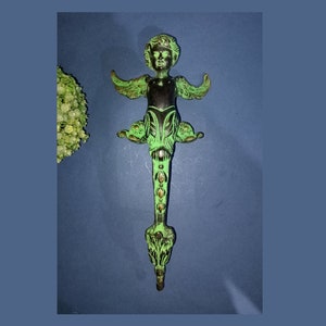 Dörrhandtag i mässing, Heaven Baby | 30 cm flygande ängelfönsterhandtag | Handskuren blomstergravyrkonst